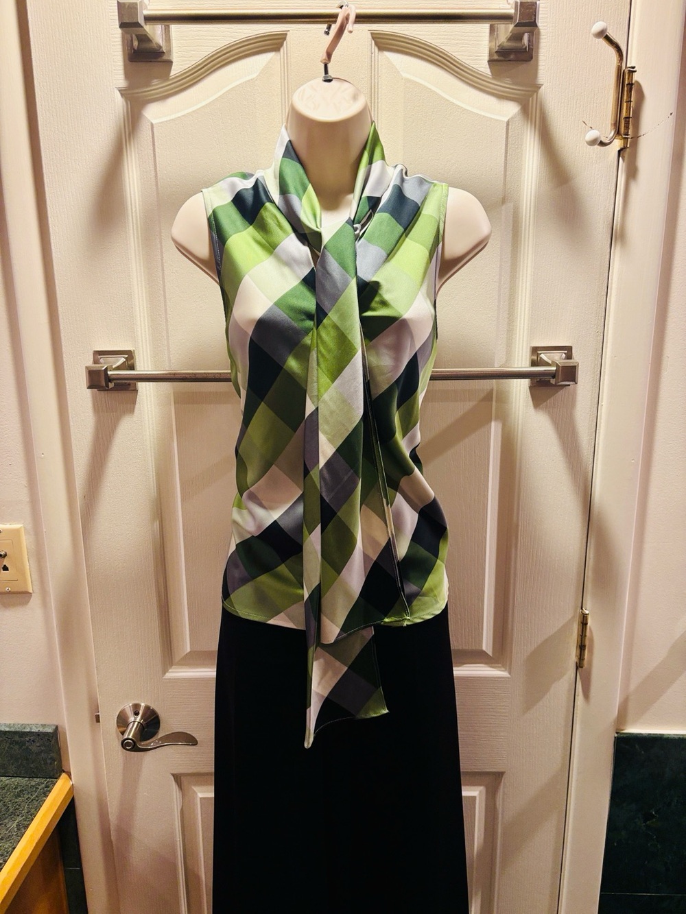 Nine West sleeveless blouse 👚 with attached tie-neck collar